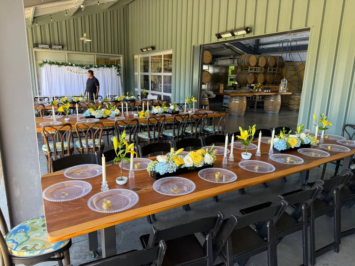 Seasonal floral centerpieces on linened guest tables at a San Francisco wedding, designed by Winslow's Catering florals